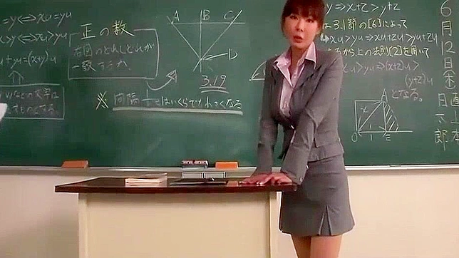 日本人教師のホットなセックスシーン - フェラチオと巨根での乳首攻め