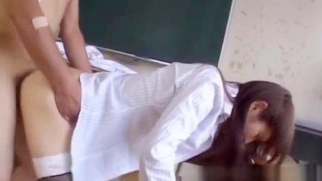 日本人教師のアナルファック・セッションをハードコア・ポルノ・ビデオで見る