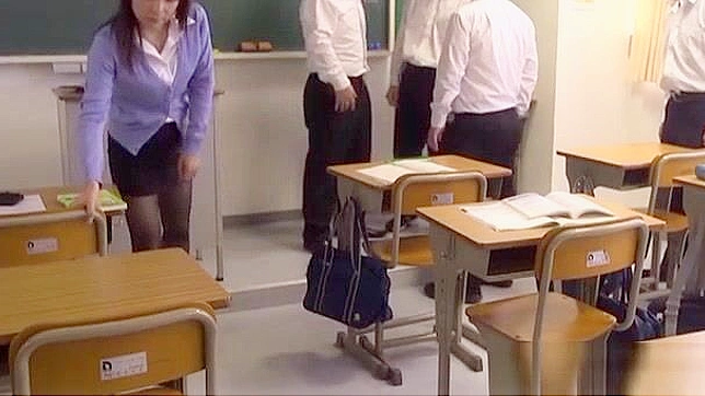 日本人教師がディルドとストッキングでハードコアハンプされる