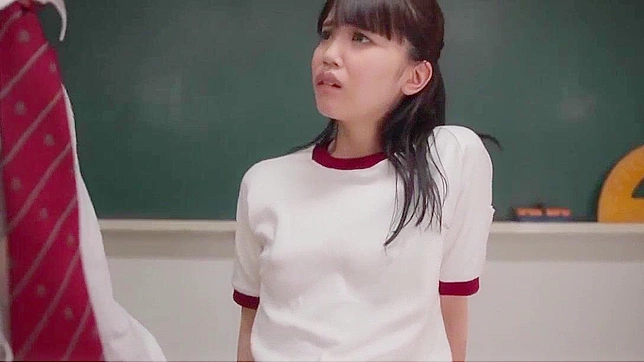 日本のAV女優が毛深いアジア人教師と無修正POVでディープスロートする