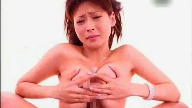 日本のポルノ - 巨乳とストッキングのフェティッシュなフェラチオ
