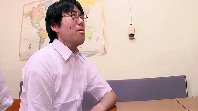 日本人女子校生の巨乳と巨尻のワイルド・グループセックス