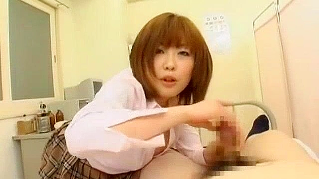 日本の女子大生がストッキング姿で公開フェラ＆フィンガー、ディルドとスワローを楽しむ