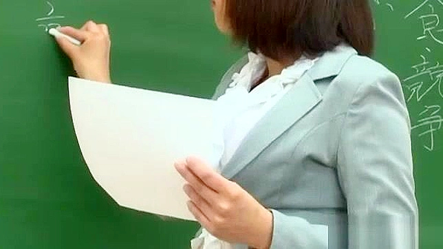 ストッキング姿の日本人熟女教師が尻を晒す