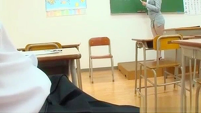 ストッキング姿の日本人熟女教師が尻を晒す