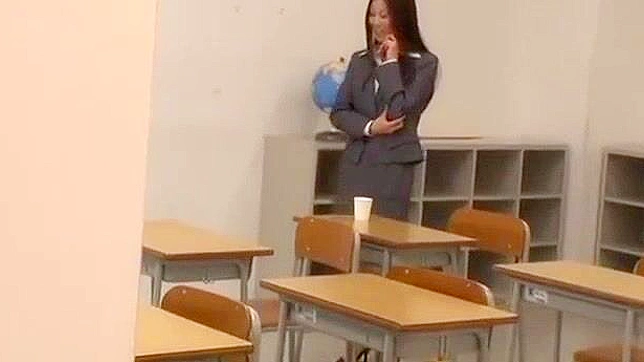 日本の女子校生が熱い教師に犯される