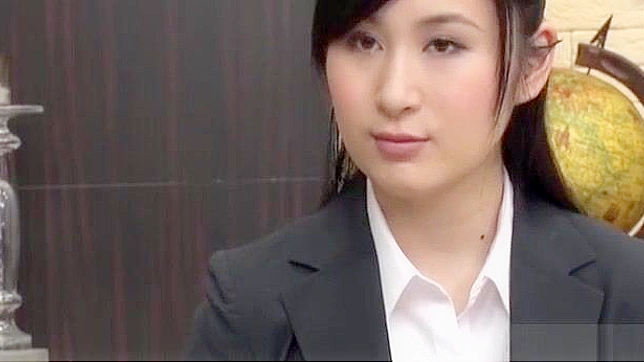 オフィスでフィスティングされた日本の熟女、ボスと後背位スタイル