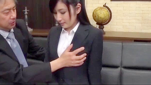 オフィスでフィスティングされた日本の熟女、ボスと後背位スタイル