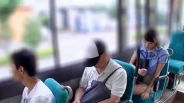 日本のOLがバスの中で公開フェラ＆スクリュー