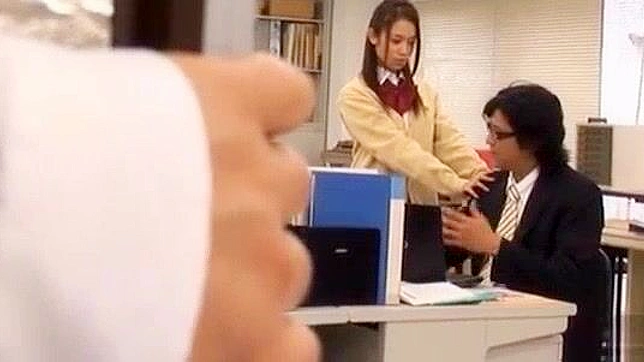 日本の女子校生がフェラチオと手コキをされる