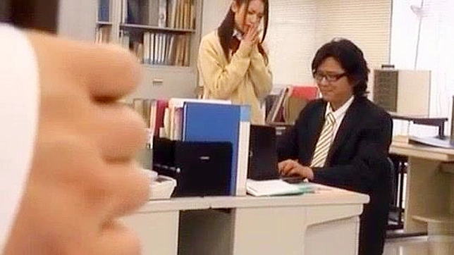 日本の女子校生がフェラチオと手コキをされる