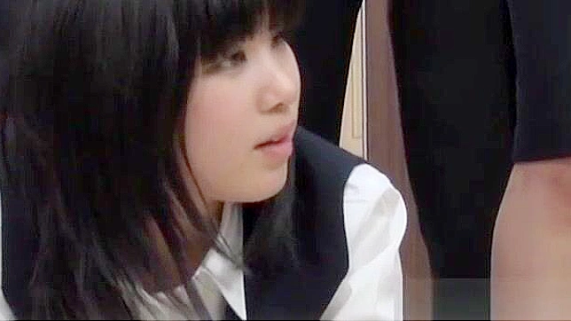 日本の熟女OLが公衆の面前で同僚に手コキされる