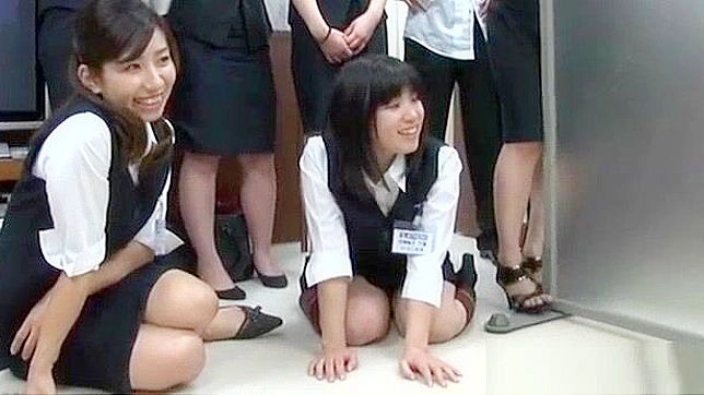 日本の熟女OLが公衆の面前で同僚に手コキされる