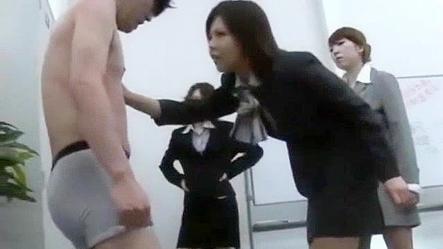 オフィスブーツを履いた女性支配者が、日本のグループセックスで主導権を握る