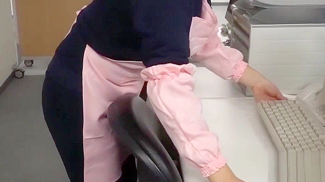 日本のオフィスでお尻を叩かれる - いたずらなアジア女性のお仕置き