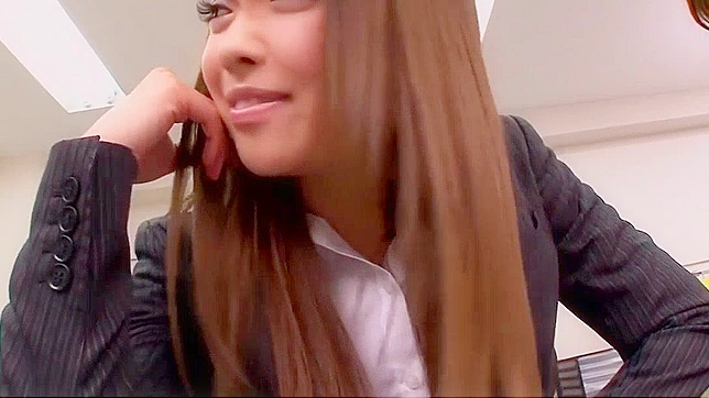 日本のポルノビデオ - 赤毛の熟女がオフィスでグループセックスをする