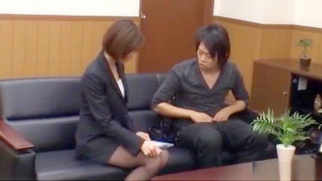 職場でセクシーなパンストを履く日本の熟女 - 朝比奈あかりのオフィス・ファンタジー
