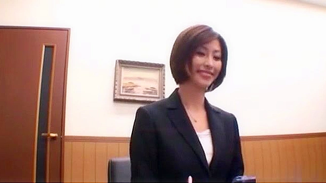 職場でセクシーなパンストを履く日本の熟女 - 朝比奈あかりのオフィス・ファンタジー