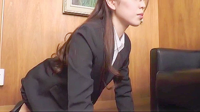 巨乳の日本人熟女がオフィスで若い同僚に指を入れ舐める