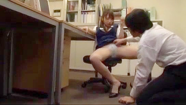 日本のOLが机の上でフェラと中出しをされる