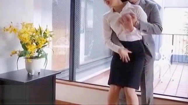 日本の熟女が無礼な上司をオフィスで犯す、巨乳とハードコア・アクション！