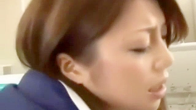 日本のリアリティ・ポルノ - 滝沢優奈がオフィスでタイガー・タイガー・オーガズムを味わう