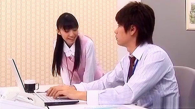 日本人の熟女がハードコアなオフィスセックスで机の上にバンプされる