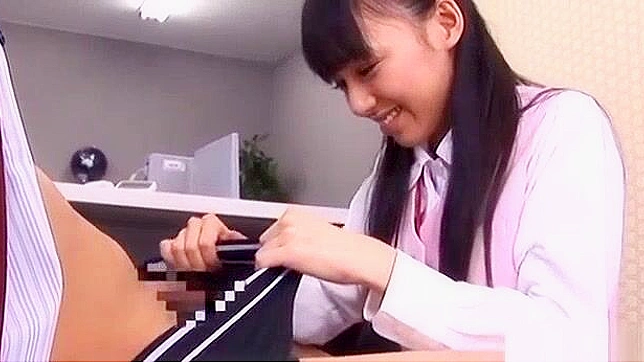日本人の熟女がハードコアなオフィスセックスで机の上にバンプされる
