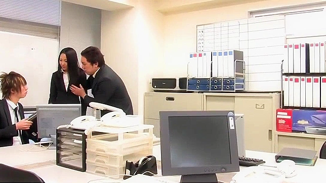 日本のポルノビデオ - 毛深いブルネットの秘書がオフィスで2人の従業員にストッキングで犯される