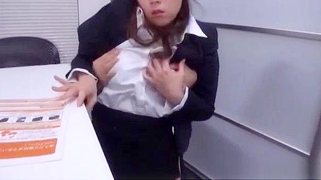 オフィスで日本人AVモデルの美乳美女と公開後背位ファック