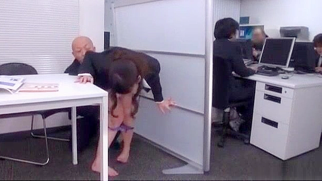 オフィスで日本人AVモデルの美乳美女と公開後背位ファック