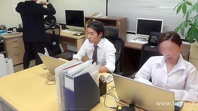 日本人のブルネットがHDアジアン・オフィス・セックスで無修正ザーメンを浴びる