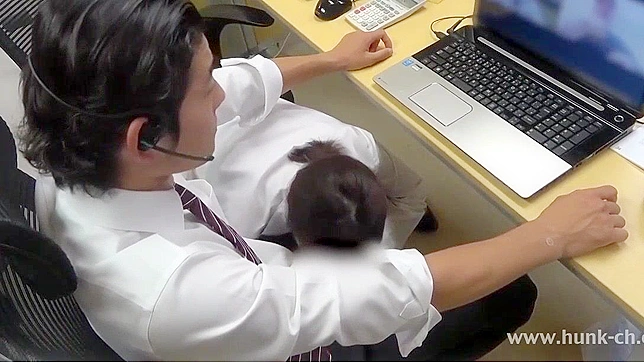 日本人のブルネットがHDアジアン・オフィス・セックスで無修正ザーメンを浴びる
