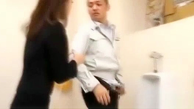 日本のAV - ムラムラしたOLが男子トイレで2人の男に潮を吹く
