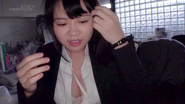 日本のポルノビデオ - オフィスで巨乳の素人とモーニングファック