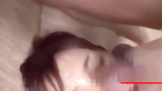日本のOLがカーペットの上で巨尻フェイシャルと潮吹きで輪姦される