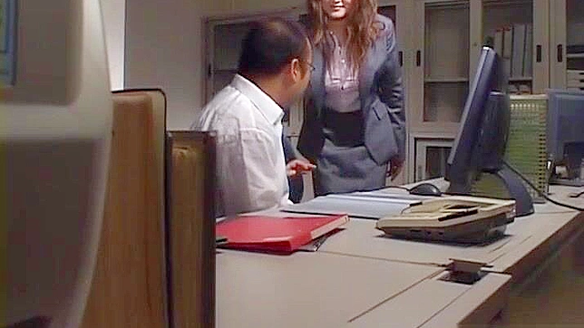 日本の熟女ベティ・リン、巨乳をオフィスでフェラされる