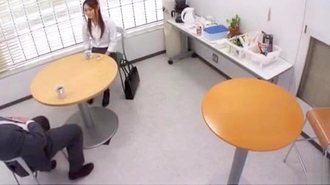 日本の熟女がオフィスのランジェリー姿でフェラとクンニでファックする