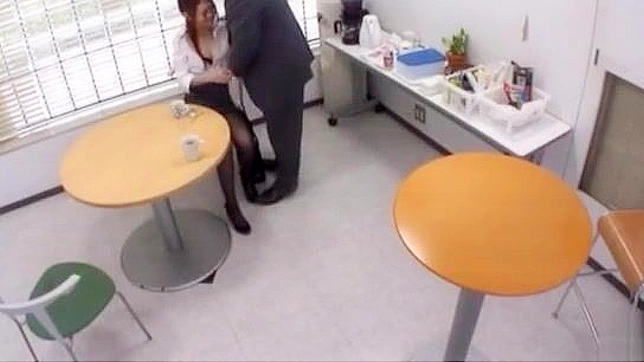 日本の熟女がオフィスのランジェリー姿でフェラとクンニでファックする
