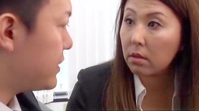 日本の熟女がハードコアなオフィスフェラで巨乳とザーメンでちゃんとイカされる