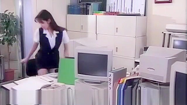 日本のオフィスでのフェラチオ - アジアン・レディのセクシーな秘密