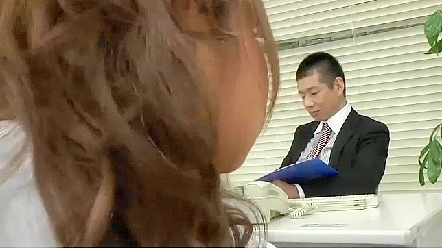 日本のポルノビデオ - オフィスでブルネットのアジア人ストッキングでディープスロート