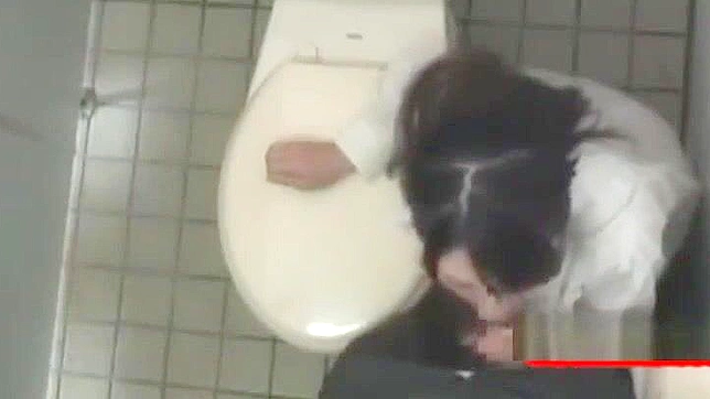 日本のOLがトイレで潮吹きクンニをする