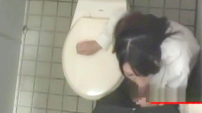 日本のOLがトイレで潮吹きクンニをする