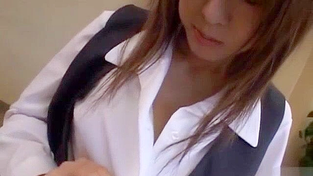 日本の熟女、中野千夏のディルドとストッキングを使った変態オフィス・セックス