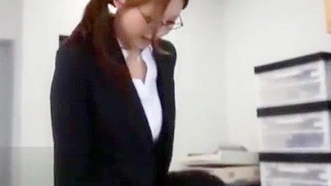 日本のオフィスフェチ - 巨乳と毛深いマンコでオナニーする秘書