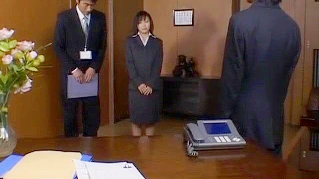 日本の熟女、愛奈ゆいがオフィスでハードコアな毛まみれ中出し