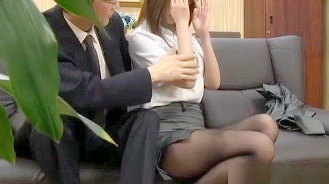 淫らな熟女、東尾真琴がストッキングを履いたオフィス69でフェラとクンニをする