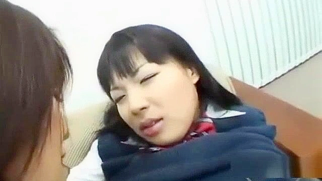 日本のティーンエイジャーがオフィスでアジア人女子校生のおっぱいフェラとマンコプレイでグループセックスをする。