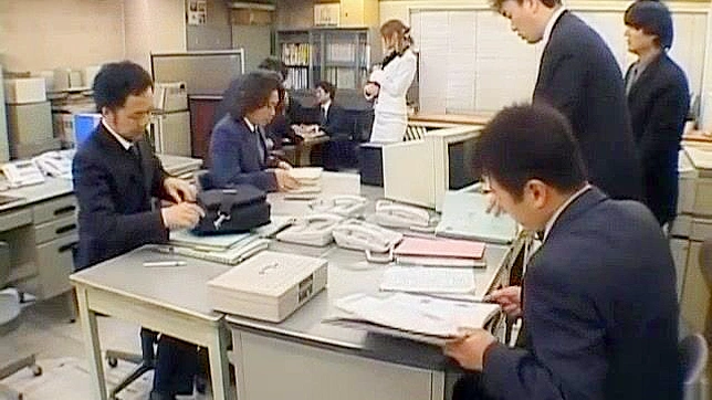日本の熟女、稲葉美咲が足コキ＆ザーメン発射でオフィスセックスをする